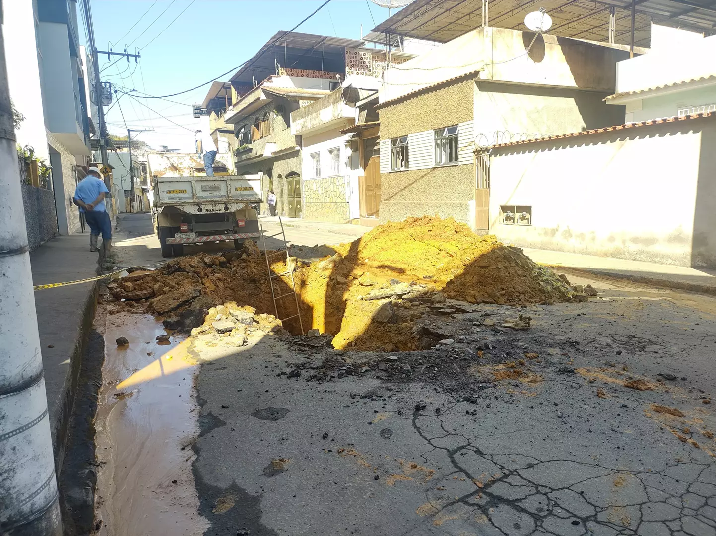 Manutenção em adutora causa interdição de veículos na principal rua do Bairro Nossa Senhora Aparecida